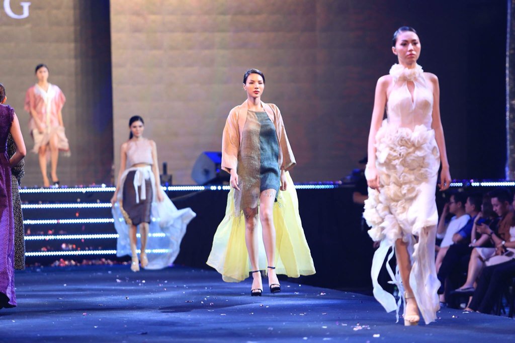 khanglao's tweet photo. From Hand-loom to Runway https://t.co/W3n5tQWR3p