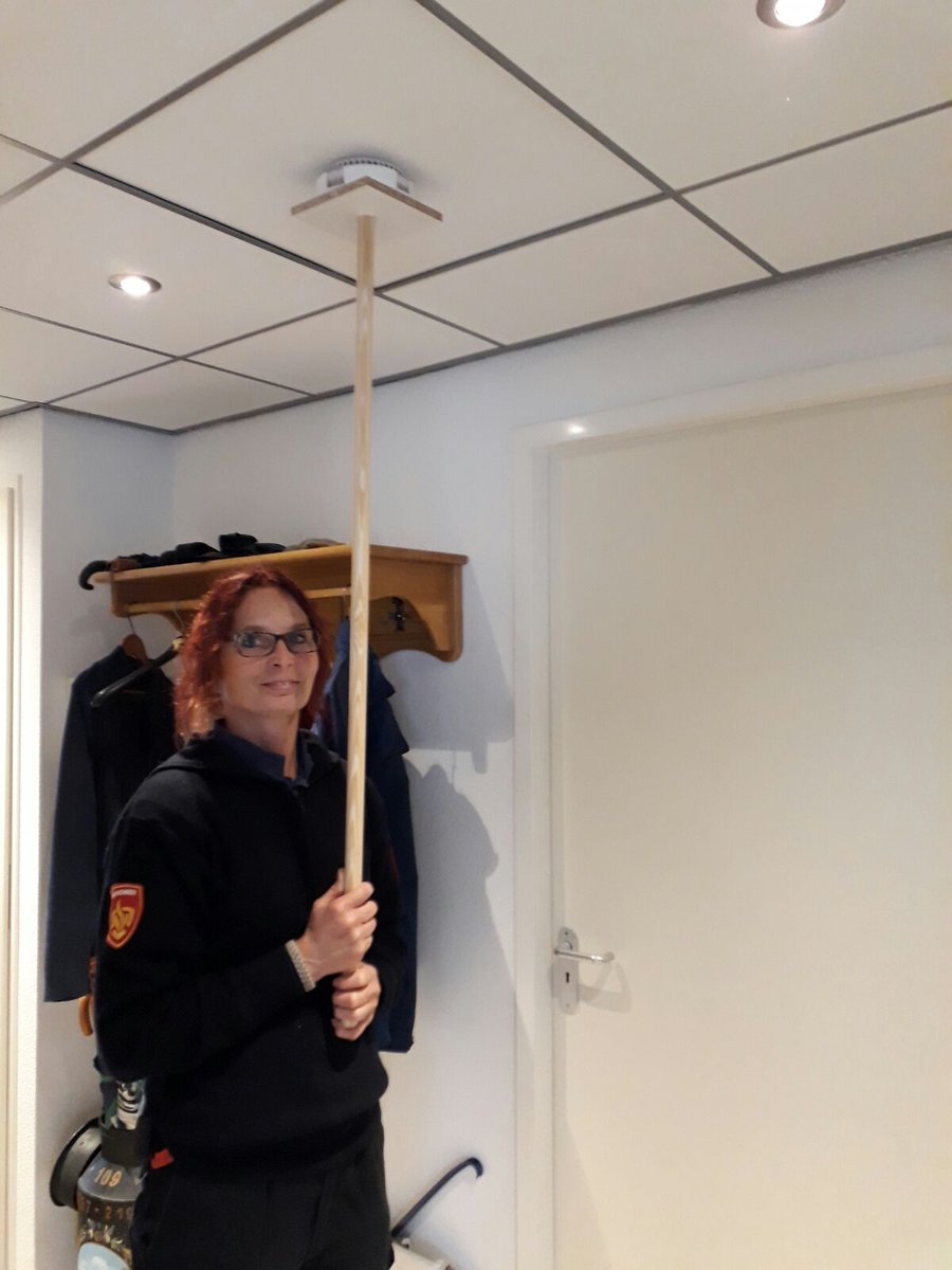 Er zijn weer #rookmelders geplaatst, ditmaal in #Buitenpost! Bewoners werden voorgelicht door <a href="/BrandweerFrl/">Brandweer Fryslân</a> over #brandpreventie. #Bedankt!