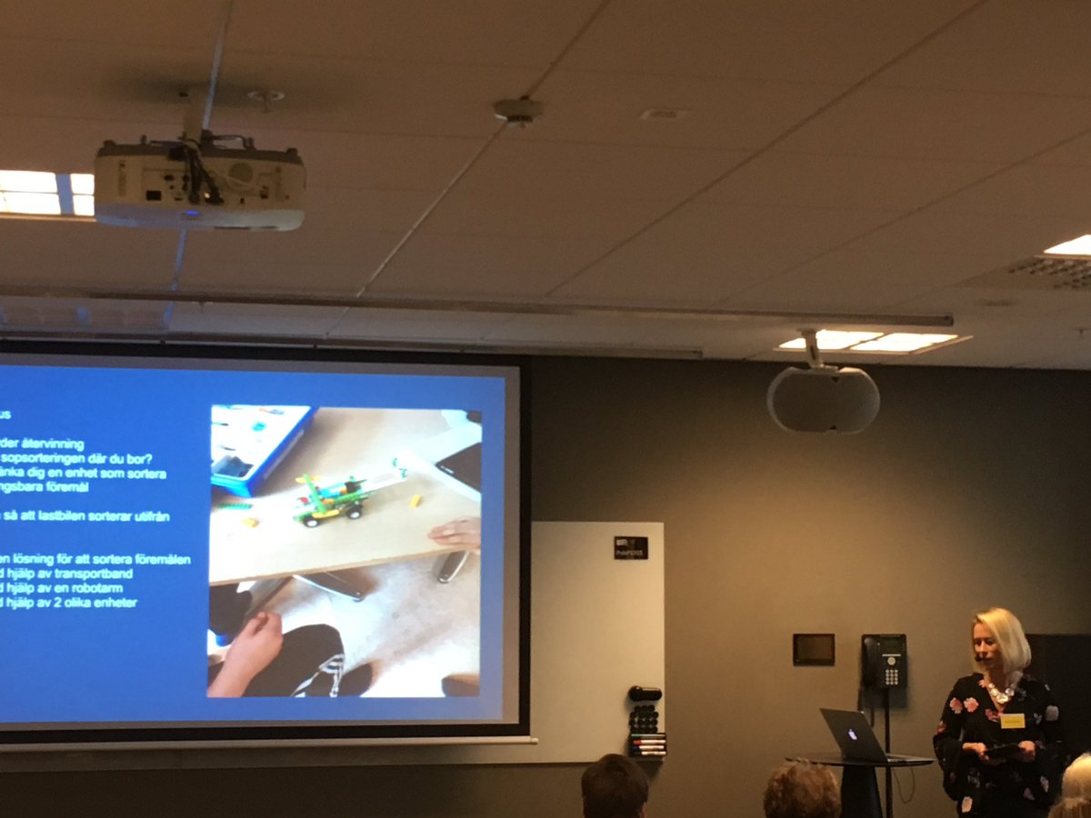 1Mats's tweet photo. Katarina Eriksson beskriver ett exempel på sammanhang för programmering om robotgräsklippning i projektet green house of Alvik. #progkonf https://t.co/DMuujQ4DxD