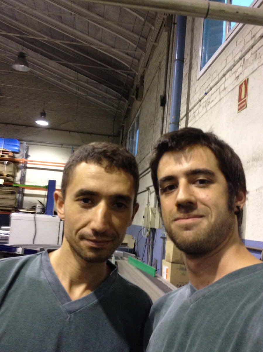 auronplay's tweet photo. Acabo de encontrar una foto de hace 5 años con el chico que aparece en el vídeo. Ahí era mi compañero de máquina jaja https://t.co/zwtVRV8T0N