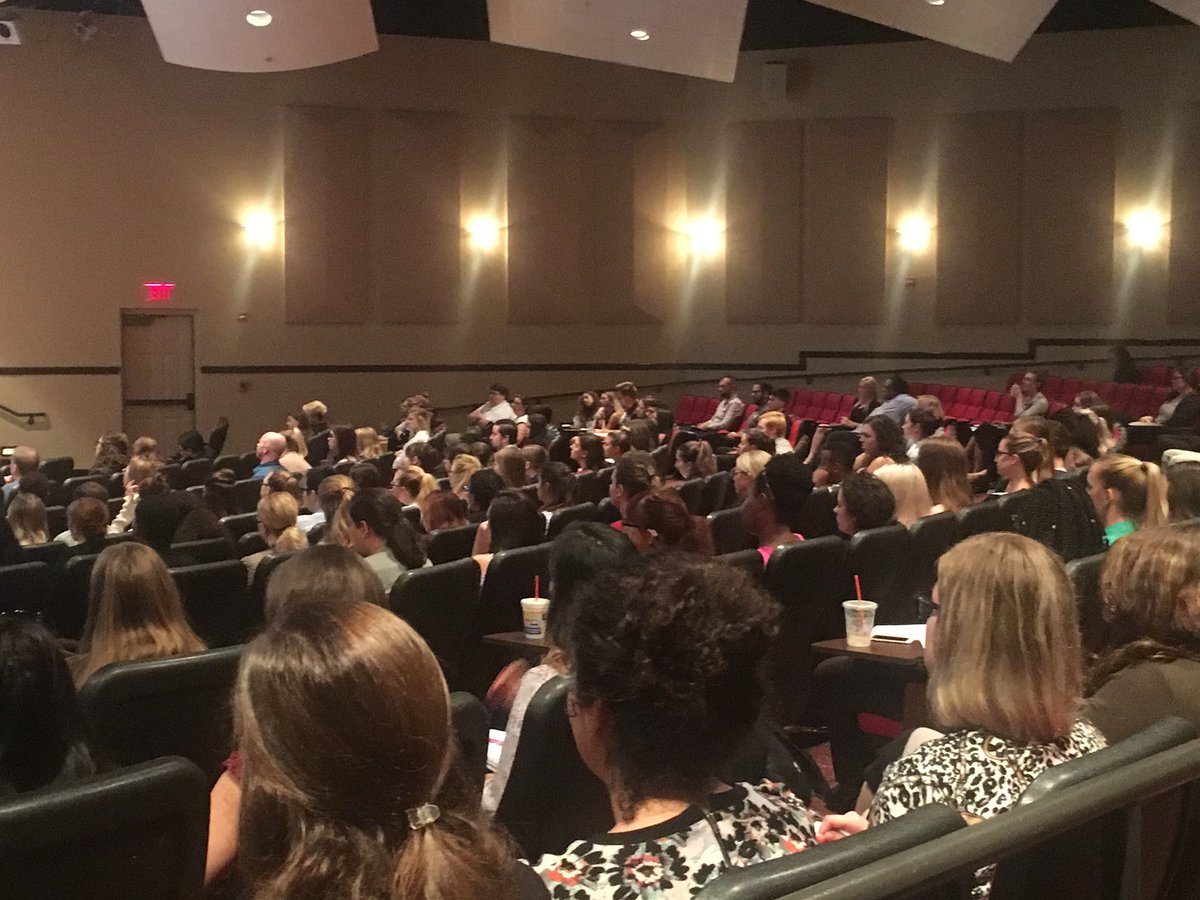 rosencollege's tweet photo. Right now Carlos Velez from @OrlandoMagic is speaking at @rosencollege #LeadershipSeries #sports #fanbasebuilder https://t.co/HuTyWtsiUA