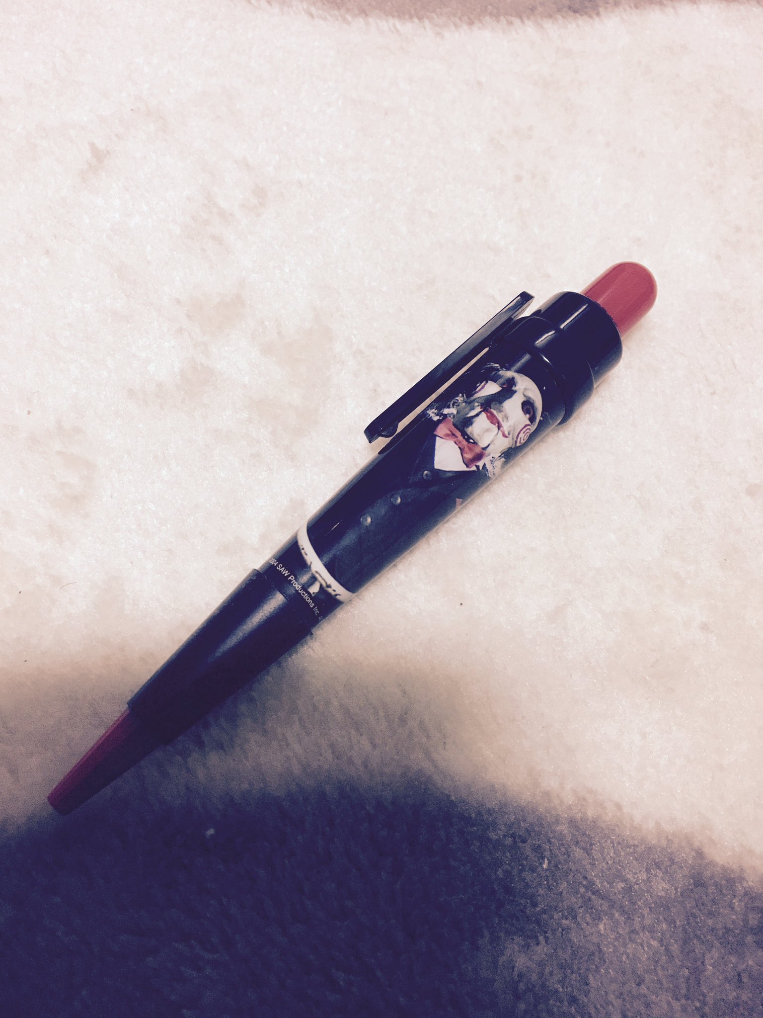 とも そういえばソウだね 昔買ったsawのボールペン 頭の部分を押すとジグソウのセリフやビリー人形の笑い声などが聴ける優れモノ T Co Qhmkuyapou Twitter とも そういえばソウだね 昔買ったsawのボールペン 頭の部分を押すとジグソウのセリフやビリー人形の笑い声などが聴ける優れモノ T Co Qhmkuyapou Twitter