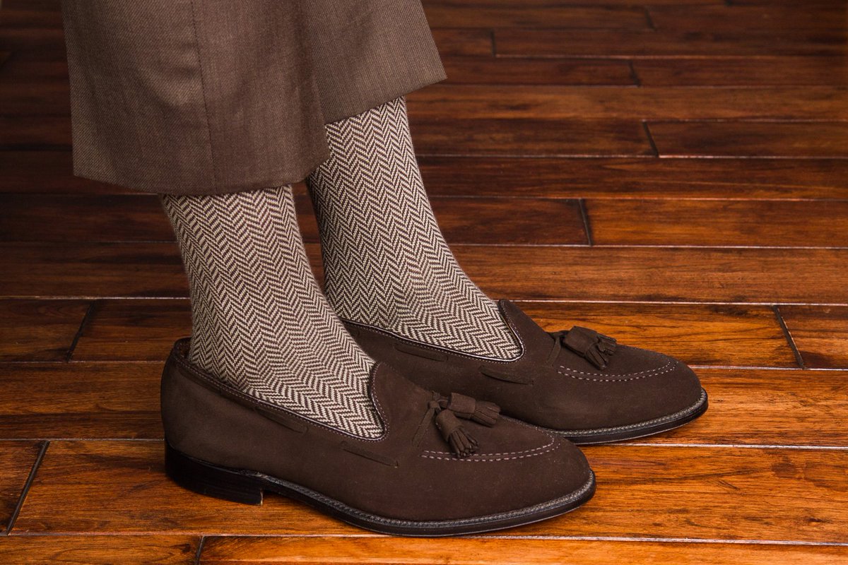 DapperClassics's tweet photo. Herringbone - a classic Fall look. https://t.co/0Kdzb8yU8C #dapperclassics #socks #fallfashion #madeinusa #stylechat https://t.co/xJL1nkHm00