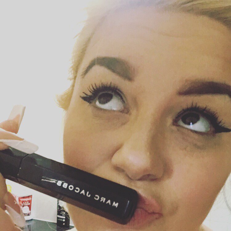 TheLittleTGirl's tweet photo. I’m love this mascara the formula is amazing, this doesn’t budge all day long@MarcBeauty @InfluensterUK #velvetnoir #complimentary #contest https://t.co/vgXQ8flvfs