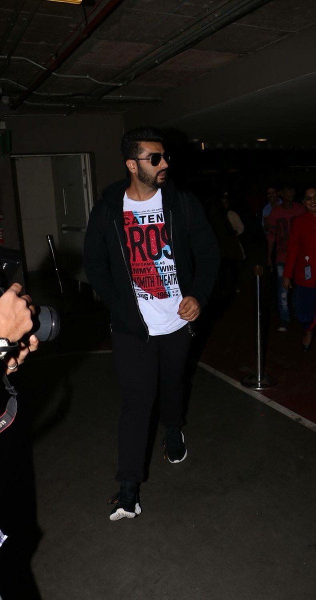 arjunkusafc's tweet photo. [NEW PICS] @arjunk26 zipping through Mumbai airport today 😎📷 #SwagBaba https://t.co/kZd0a52Xcd