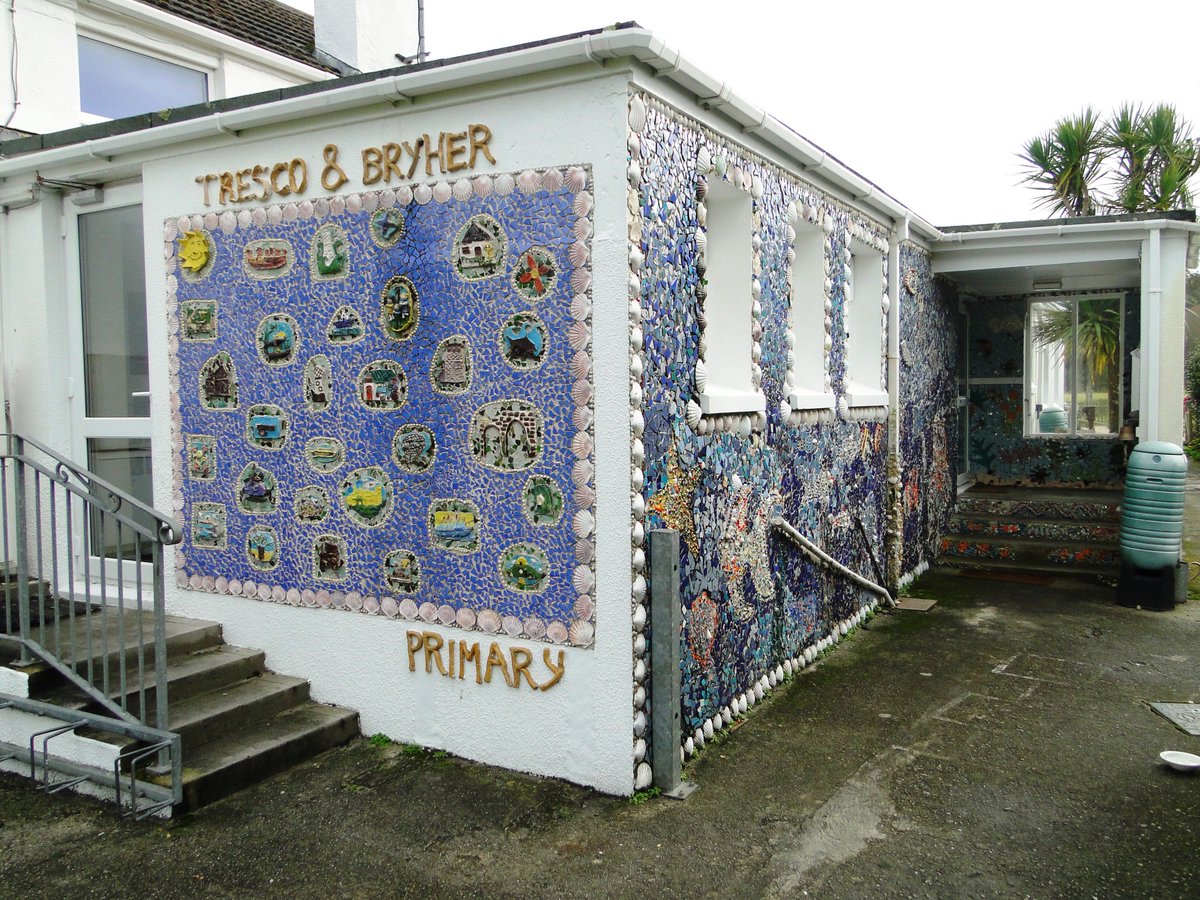 mildthing99's tweet photo. Hard to beat the #shellmosaic entrance to Tresco and Bryher school #Tresco @TrescoIsland @visitIOS https://t.co/lGH6ARexaN