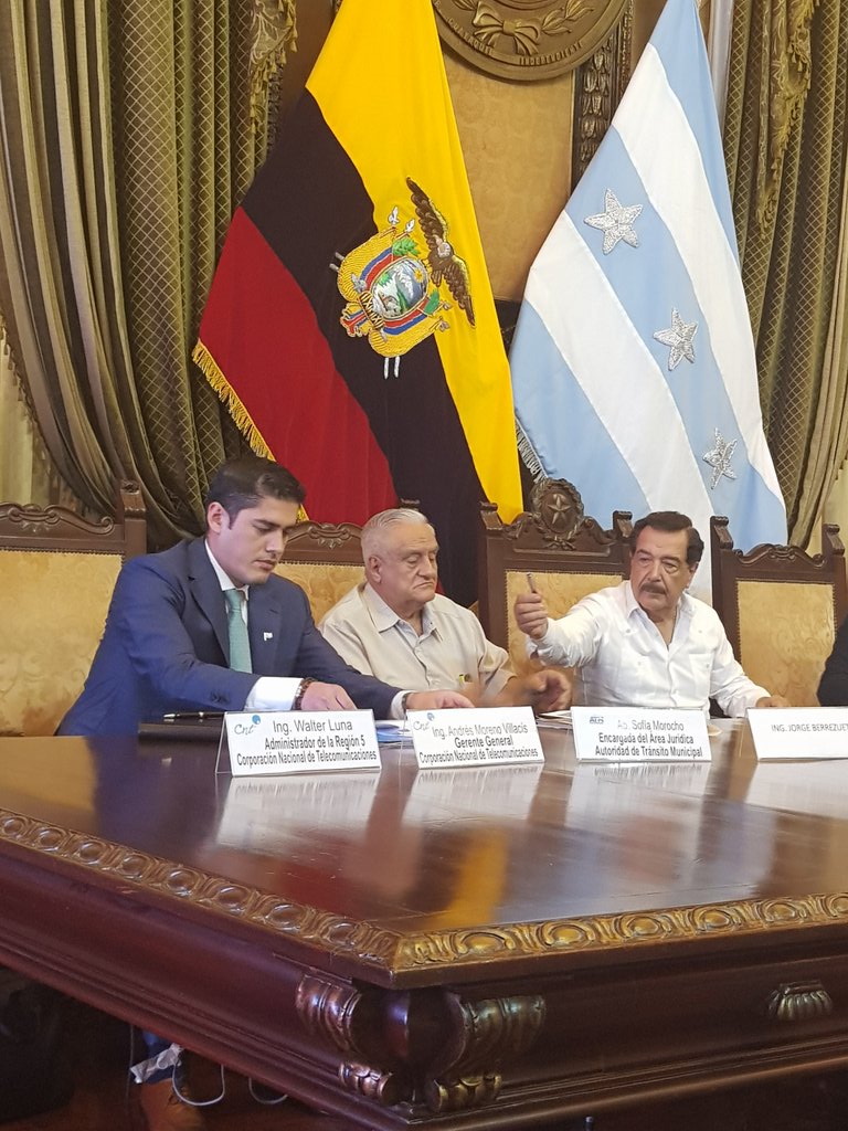 comite_cntep's tweet photo. Suscripción del Convenio Interinstitucional entre @ATMGuayaquil y @CNT_EC para habilitar las Comunicaciones del Proyecto Semafórico https://t.co/7eTHwILuAM