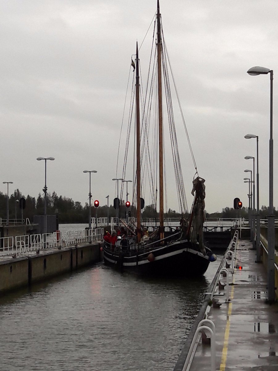 blas789's tweet photo. @strontrace Na schutten mag #Waterman het #Naviduct weer uitvaren. Om 16:42u. #beurtveer https://t.co/XH8SJCUoAA