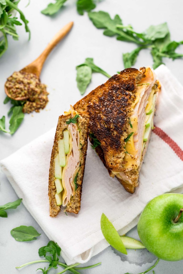 We recommend you celebrate #NationalFoodDay with the PERFECT Fall grilled cheese made with gouda cheese &amp; apples🧀🍏😍 playswellwithbutter.com/2017/09/19/aut…