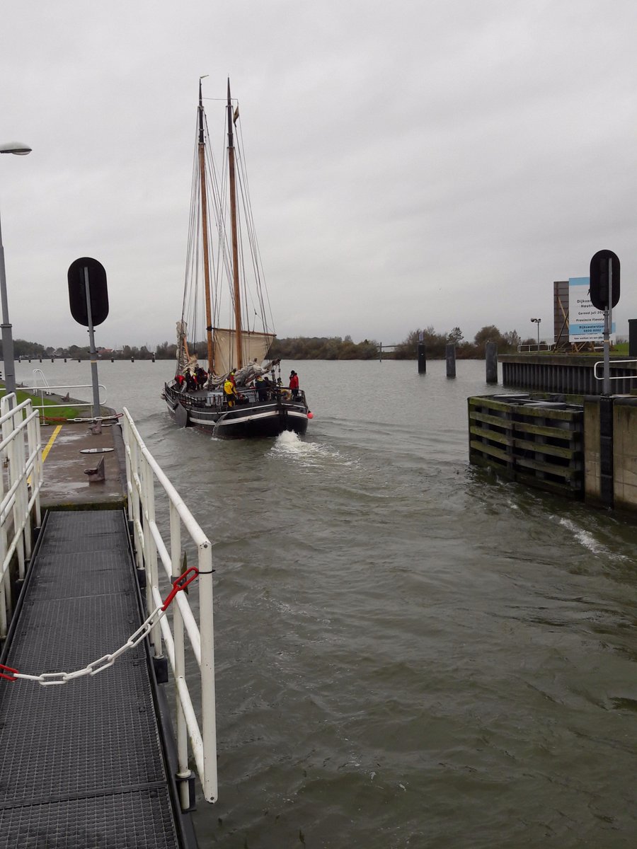 blas789's tweet photo. @strontrace Na schutten mag #Waterman het #Naviduct weer uitvaren. Om 16:42u. #beurtveer https://t.co/XH8SJCUoAA