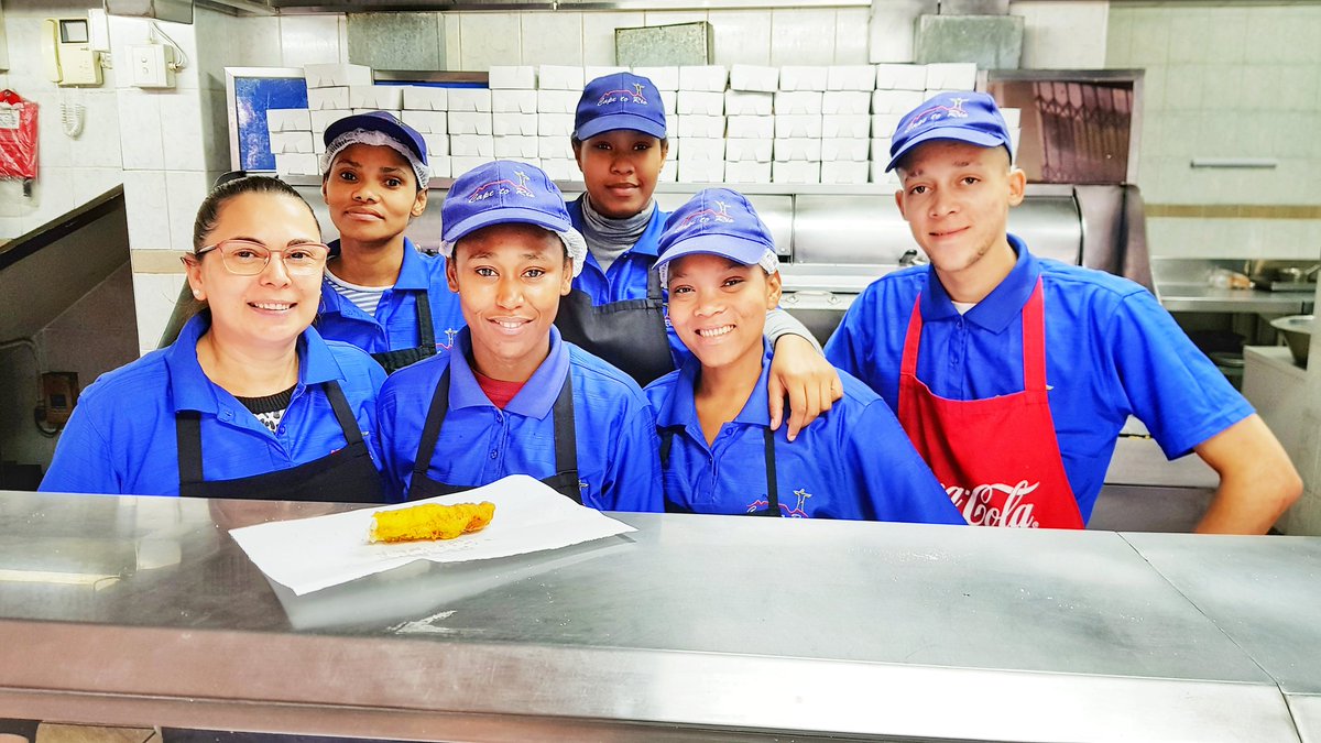 travellingdeon's tweet photo. Never too old to learn something new! Tried #deepfried #snoek #kuite. Tastes delicious! Thanks to the friendly staff of #capetoriofisheries https://t.co/k1wekhEPtV