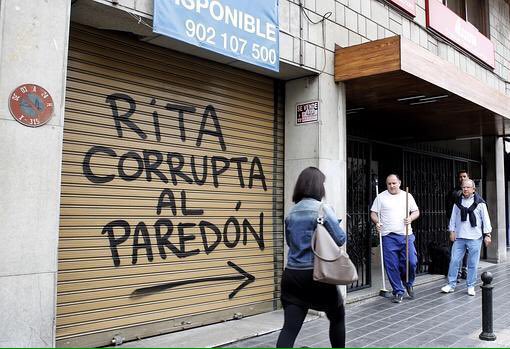 MarcosCampos92's tweet photo. No hay ningún motivo que justifique el acoso a políticos en sus casas. ¿Por qué no condenas los escraches al PP @monicaoltra? https://t.co/imlI5FSKI7