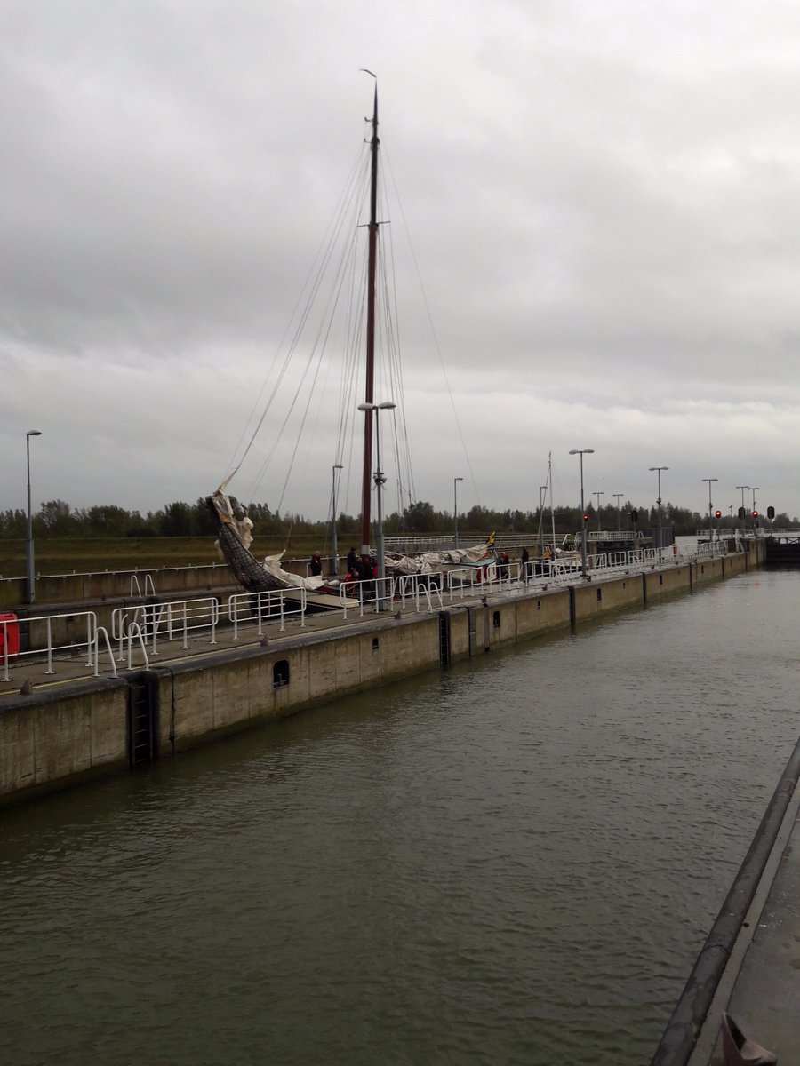 blas789's tweet photo. @strontrace In de tweede kolk komt de #Hendrika het #Naviduct invaren. Om 16:43u. Een sluiswachter die een wedstrijd begrijpt... #beurtveer https://t.co/IpafKBSYfZ