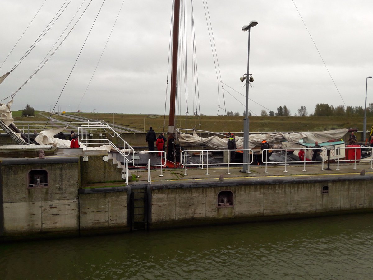 blas789's tweet photo. @strontrace Om 16:49u mag de #Hendrika het #Naviduct weer verlaten. #beurtveer https://t.co/HinAmGOw43