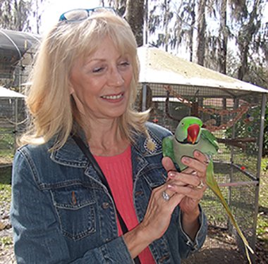 FlaBirdSanct's tweet photo. Feeling the love, even when saying goodbye... the story of Floyd and Alexandrine #parrot https://t.co/dVADwP2w7g #TheBirdMother https://t.co/KYXq7Nf3qs