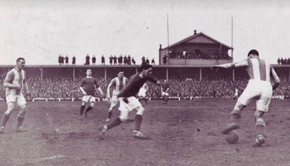 Oldham Athletic take on Manchester United at Boundary Park in 1911 #OAFC #MUFC