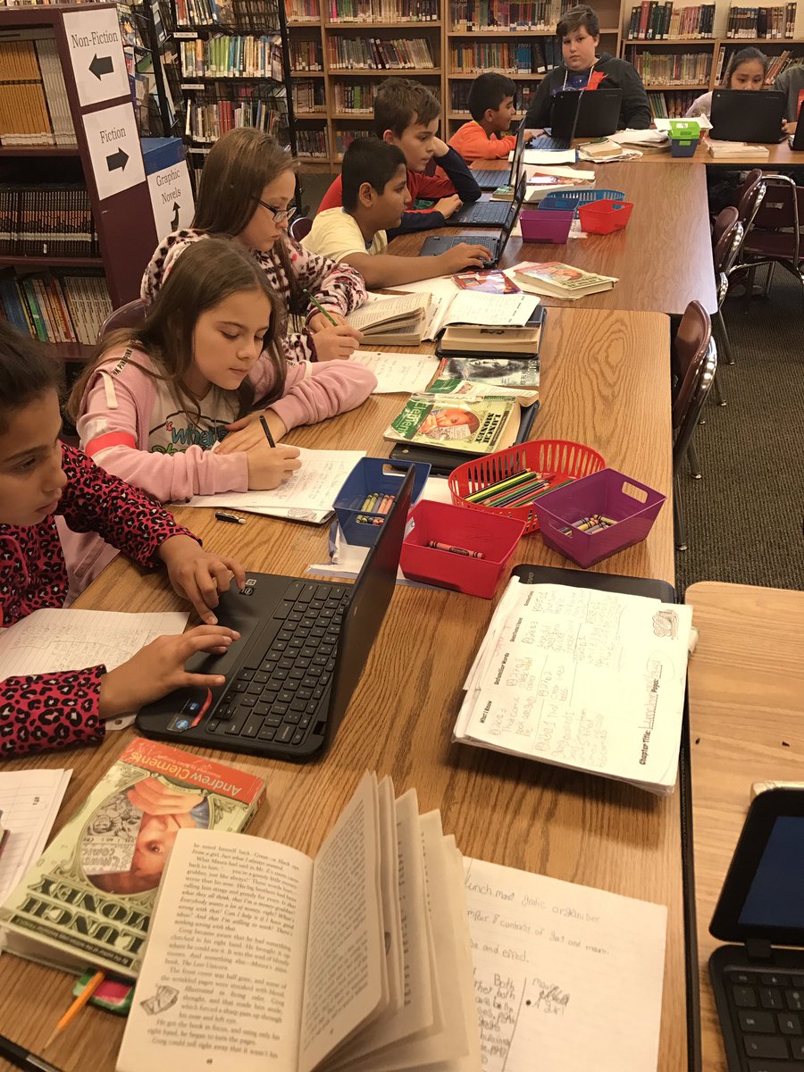 MrsCoreyBV's tweet photo. Chromebook time is our favorite time! Room 24 students are using Google Drawings to show off their reading skills. #bvpride #d109pride https://t.co/AH8PTyvWqv