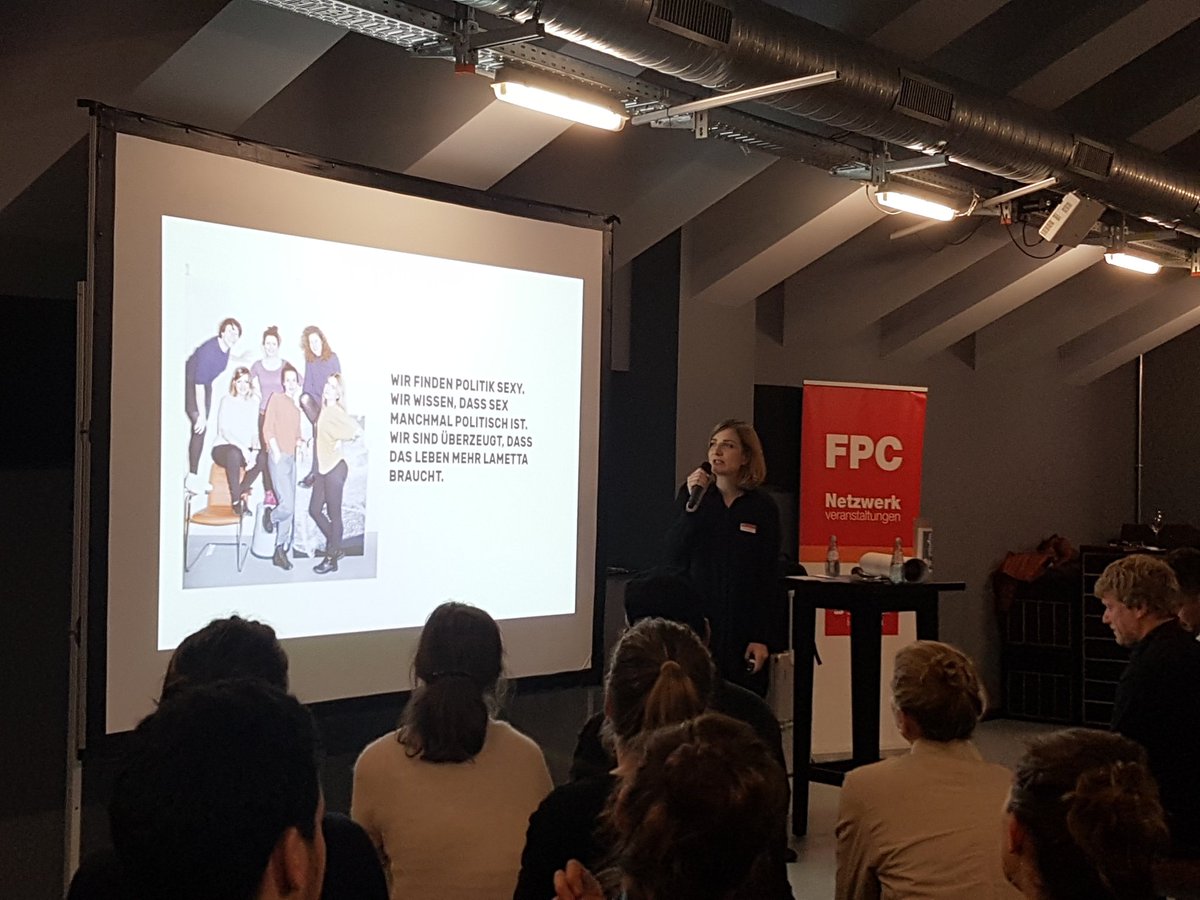 EstherStosch's tweet photo. @SaraSchurmann erzählt beim #fpcnetz vom @PresseClub_Ffm wieso ein politisches Frauenmagazin nicht funktioniert hat. #MediaFailNight https://t.co/rPjAg9b5x1