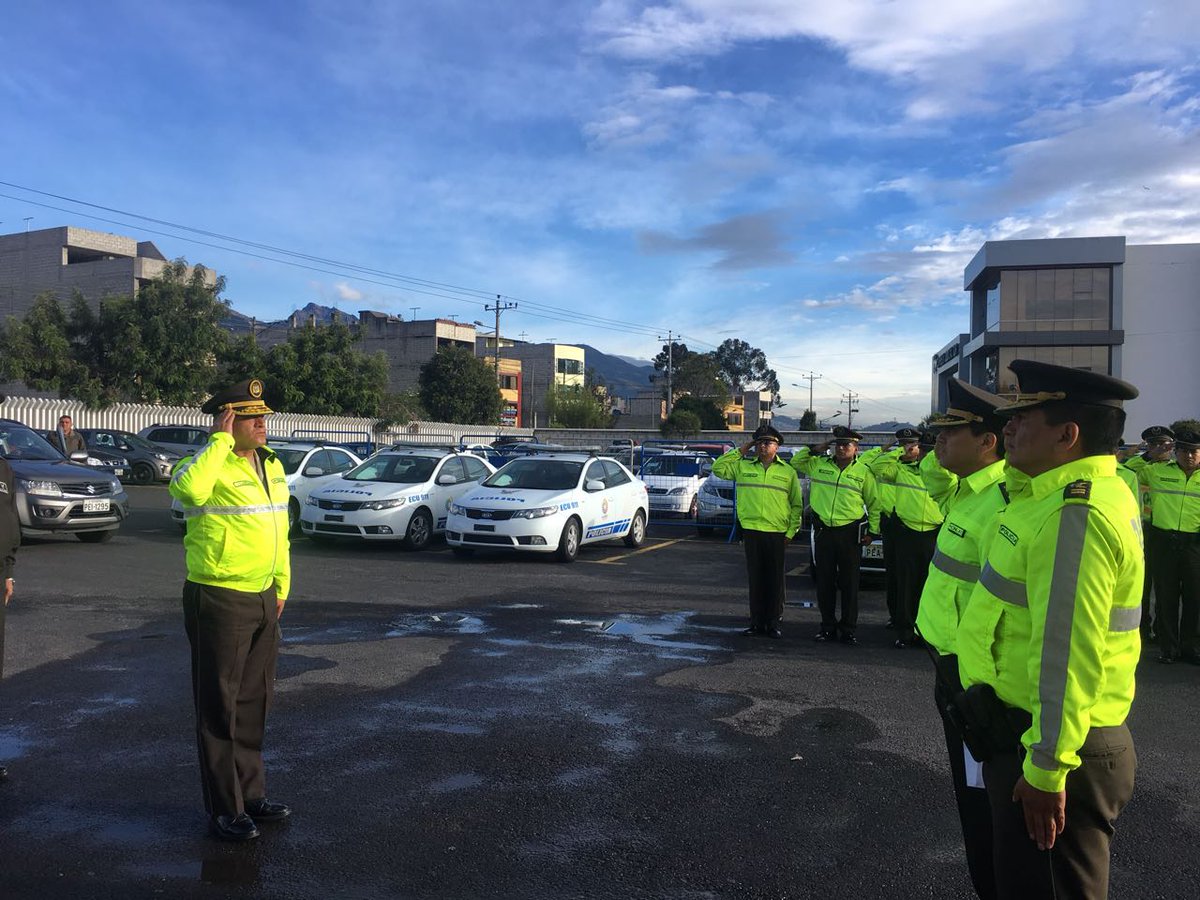 PoliciaEcuador's tweet photo. #DistQuitumbe recibió la visita del #CmdteDMQ y mantiene diálogo con personal preventivo #PorTuSeguridad https://t.co/X5rgO6vQYN
