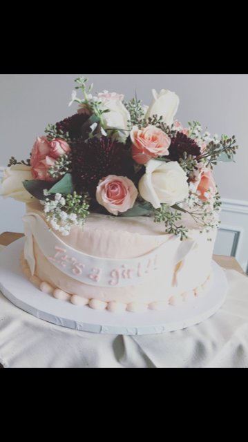 FateCakes's tweet photo. Keep it simple and classic with smooth buttercream 🍰🌹 https://t.co/UmKfY8pXPh