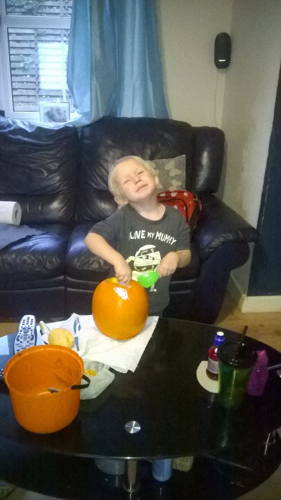 dixonpickup's tweet photo. Our first 🎃 carving practice xxx https://t.co/m7CIo3FK8C