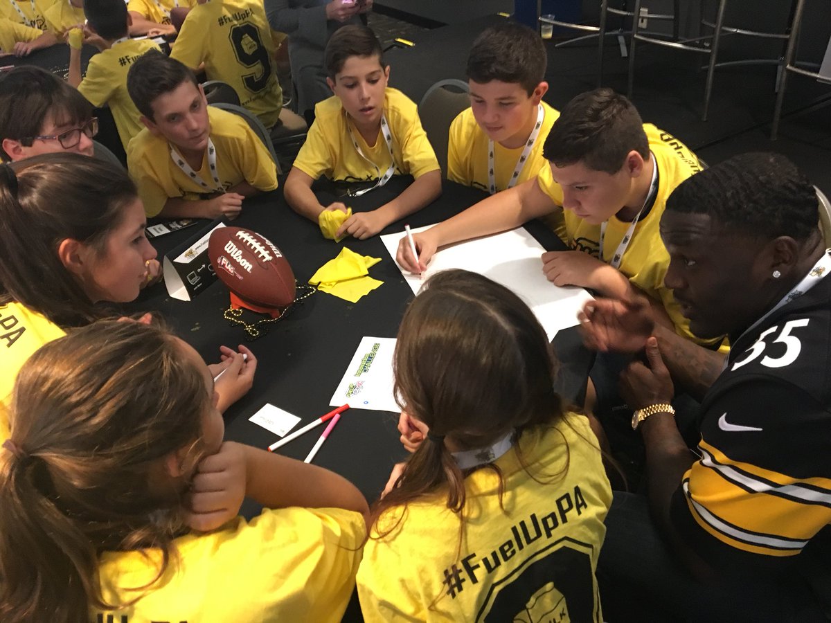 DaveCampos26's tweet photo. Way to represent DLMS at Heinz Field for Fuel Up to Play 60! Thanks to @FUTP60 @AmerDairyFUTP60 @CamHeyward @dabody52 #FuelUpPA https://t.co/ZeFvIp79xO
