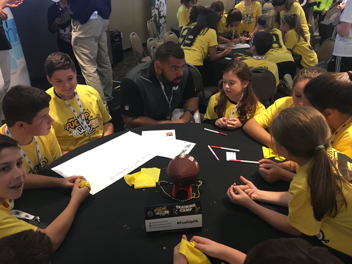 DaveCampos26's tweet photo. Way to represent DLMS at Heinz Field for Fuel Up to Play 60! Thanks to @FUTP60 @AmerDairyFUTP60 @CamHeyward @dabody52 #FuelUpPA https://t.co/ZeFvIp79xO