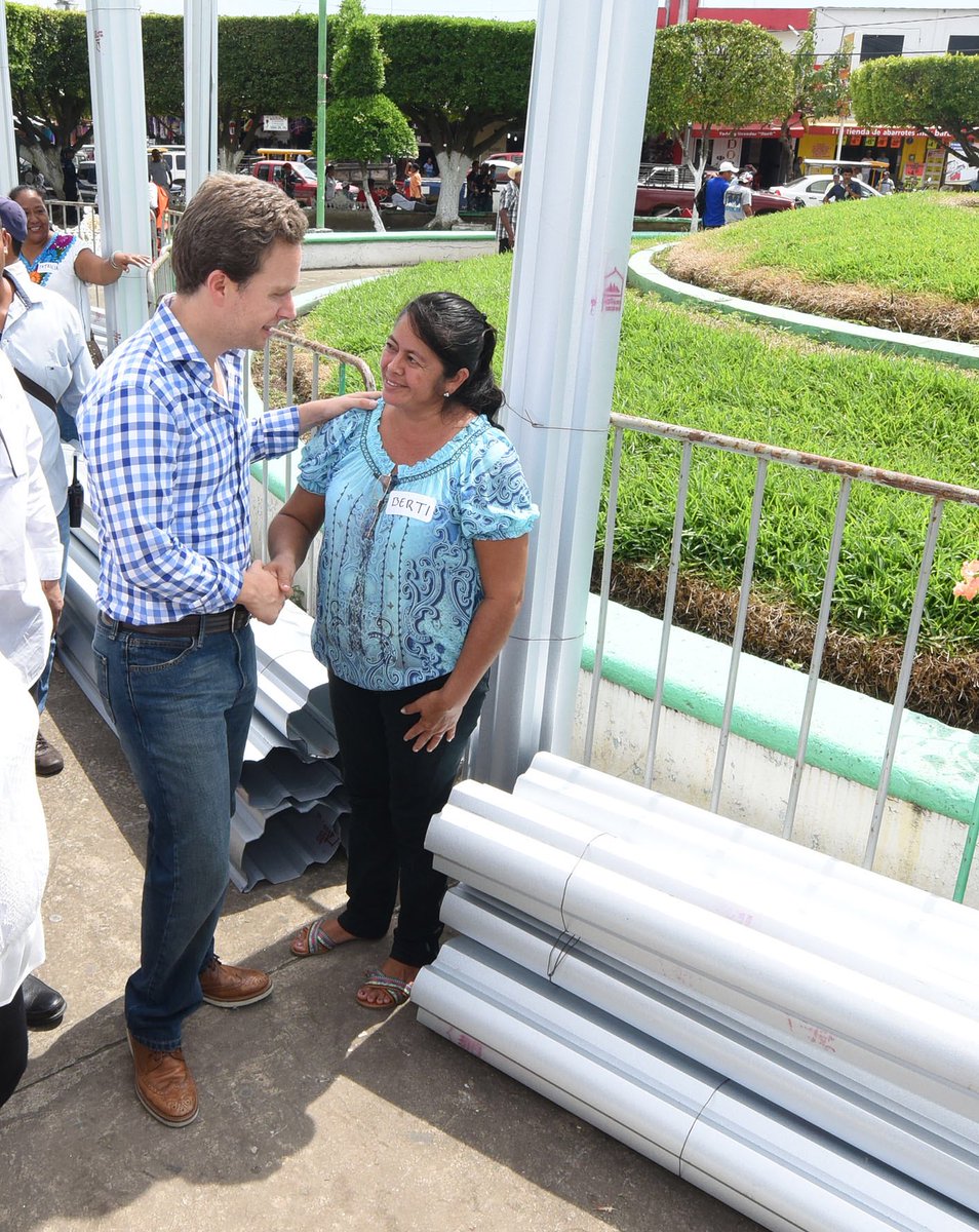 VelascoM_'s tweet photo. Entregamos 5,000 laminados para techos y 400 carretillas en apoyo a las labores de reconstrucción de viviendas en #Suchiate. https://t.co/OOd6mmvdqv