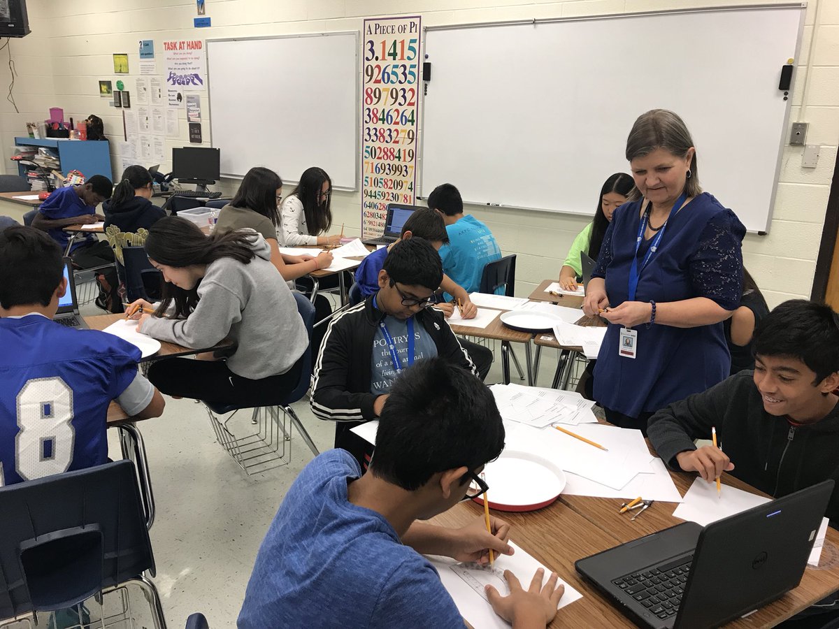 PamelaO333's tweet photo. Shout out to Cheryl Jones for an awesome Geometry constructions circuit today! @GRISHAM_MS @RRISDSecMath https://t.co/rjao2Ug5cL