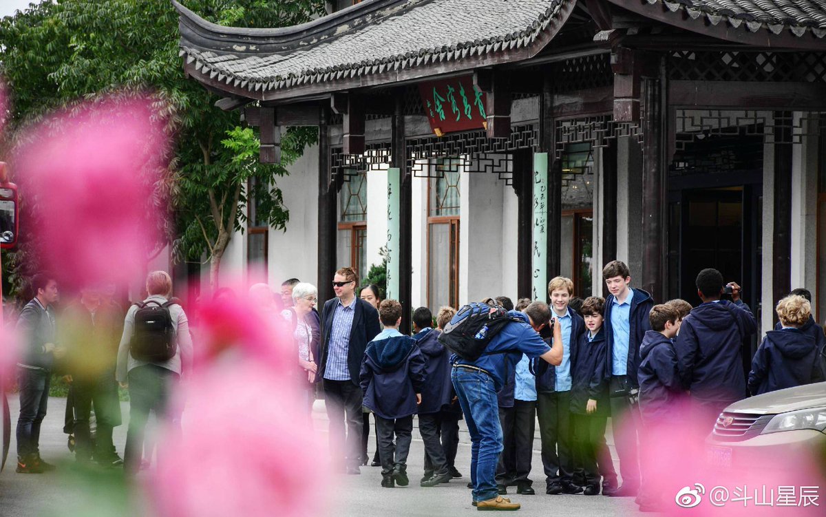 EmemilyLHT's tweet photo. Another photos of #Libera boys visiting the Rose Culture Garden https://t.co/78XX3n4n9e