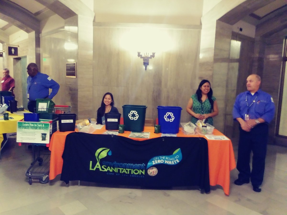 DontWasteLA's tweet photo. Celebrating #FoodDay with @LACitySAN #GoodFoodLA https://t.co/EuTXrxcvVS