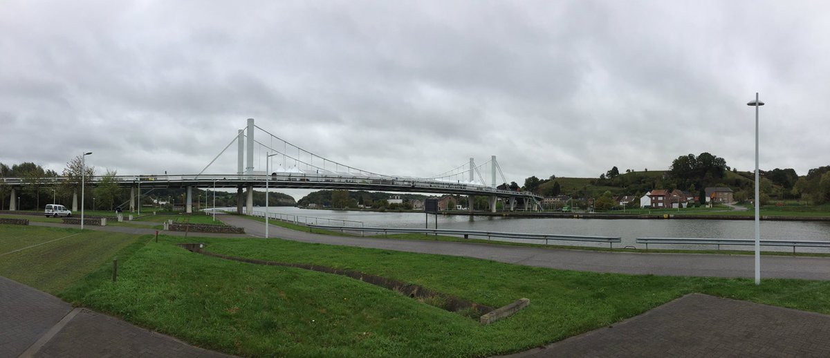 "Bruggen bouwen" doe we zo in Limburg. Die brug lag er welliswaar al. De 300 deelnemers gaan hier enthousiast aan de slag met elkaar om de grenzen verder te slechten tussen beide provincies Limburg.
#crossborder #Limburg #bruggenbouwen