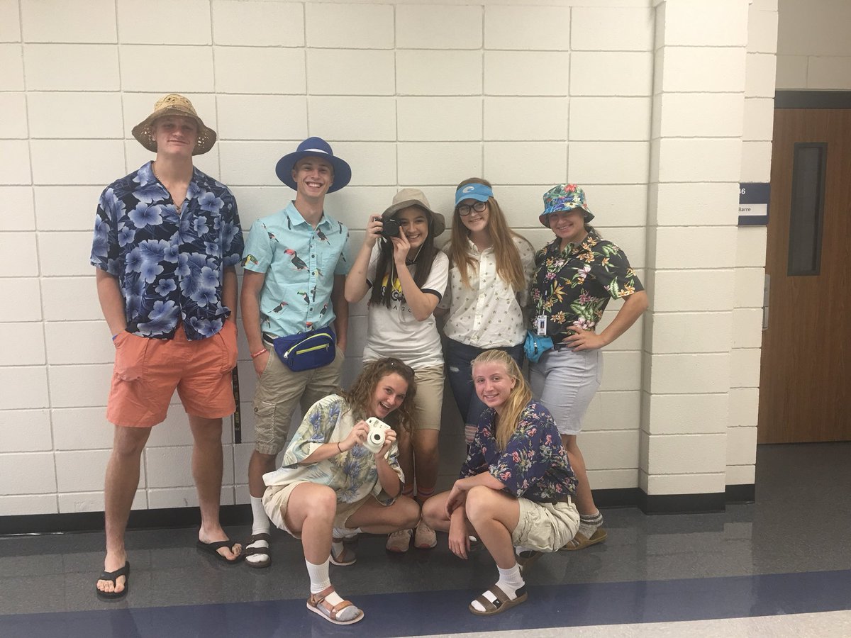 EdnaHighSchool's tweet photo. Tacky Tourist Day at EHS!! #hoco16 https://t.co/7zn7Eq7dma
