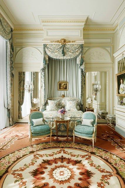 _houseandgarden's tweet image. Now this is a bed! Inside the recently-revamped Ritz Paris. buff.ly/2yCYMSs