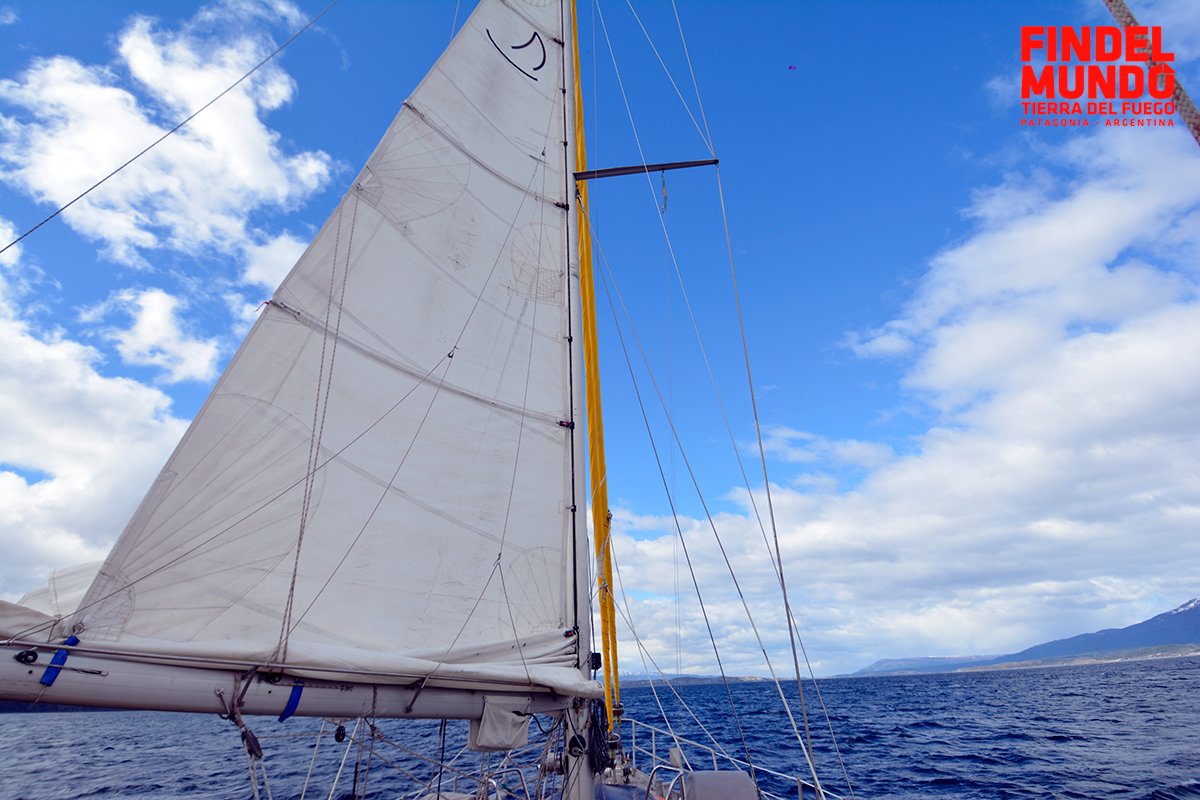 TurismoTDF's tweet photo. Navegación a vela en el Canal Beagle #FinDelMundo #TierraDelFuego #EsAventura #Sailing #BeagleChannel #SailBoat #CorazónDeAventura https://t.co/isDkLMj60S