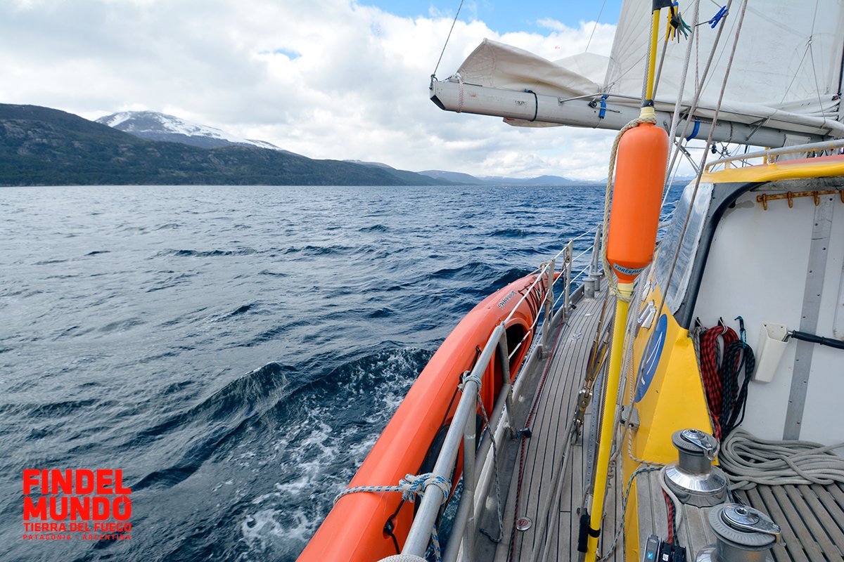 TurismoTDF's tweet photo. Navegación a vela en el Canal Beagle #FinDelMundo #TierraDelFuego #EsAventura #Sailing #BeagleChannel #SailBoat #CorazónDeAventura https://t.co/isDkLMj60S