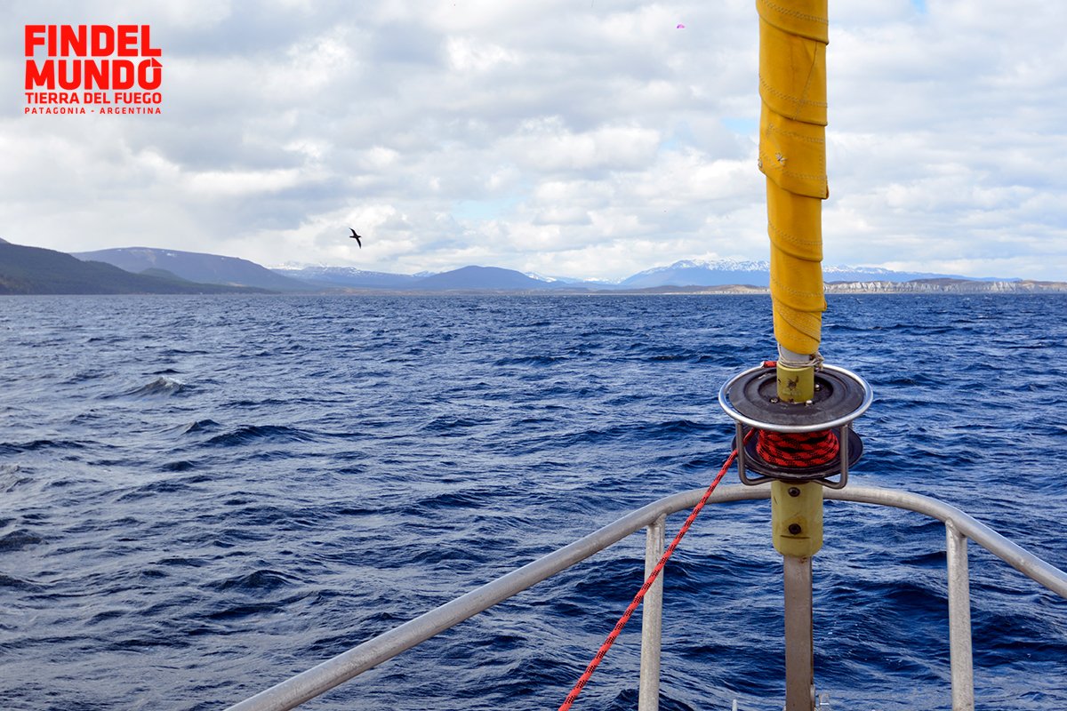 TurismoTDF's tweet photo. Navegación a vela en el Canal Beagle #FinDelMundo #TierraDelFuego #EsAventura #Sailing #BeagleChannel #SailBoat #CorazónDeAventura https://t.co/isDkLMj60S