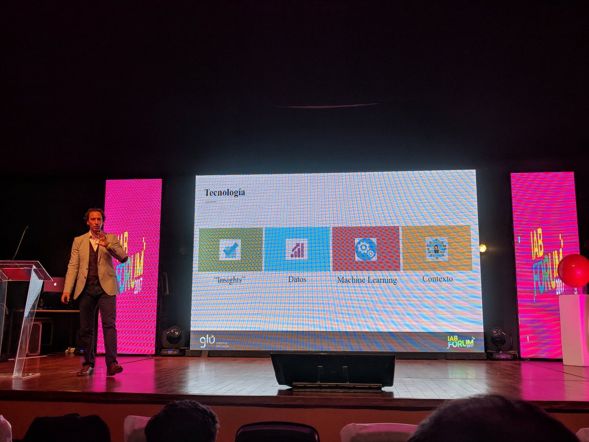 portalmvd's tweet photo. .@DavidRayo presenta los cuatro elementos para aprovechar la tecnología y aplicarla para mejorar los contenidos #IABFORUMUY https://t.co/W51tq6WY51