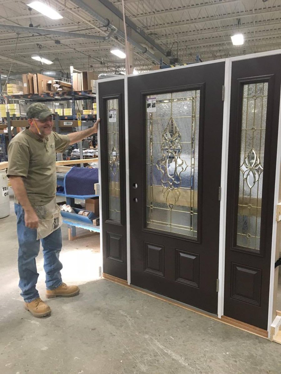 builtbybrosco's tweet photo. #BuiltByBROSCO #Hatfield - Prefinished @JELDWEN SmoothPro dr & sdlts w/Heirloom Glass & a #SmoothPro Craftsman dr w/sdlts & craftsman shelf https://t.co/swZhN2ZnS3