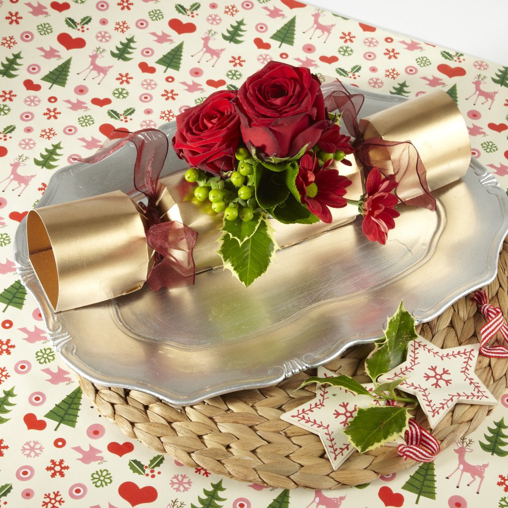 OASISHomeHobby's tweet photo. Tis the season for creating table designs using the OASIS® Floral Cracker! 🎁 Follow our #CraftGuide here:
https://t.co/TjaxhiXn6v https://t.co/KUsC2bAhhr