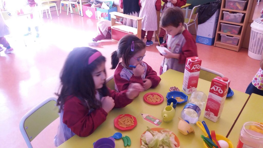 FerrandoNeus's tweet image. Avui dimarts, els nens d'infantil hem jugat i experimentat en els diferents espais d'aprenentatge.