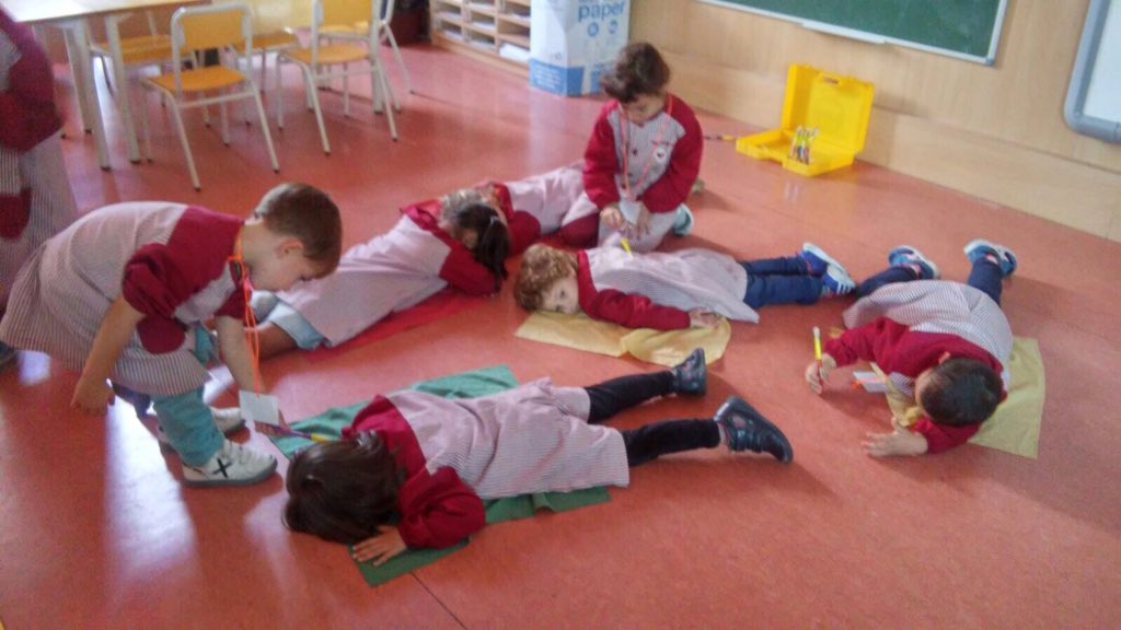 FerrandoNeus's tweet image. Avui dimarts, els nens d'infantil hem jugat i experimentat en els diferents espais d'aprenentatge.