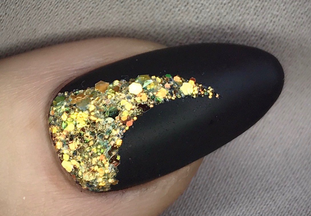 New #lecente winter collection launches on 6th November! This is Golden White Multi-Glitz over matte Shellac Dark Dahlia 😍