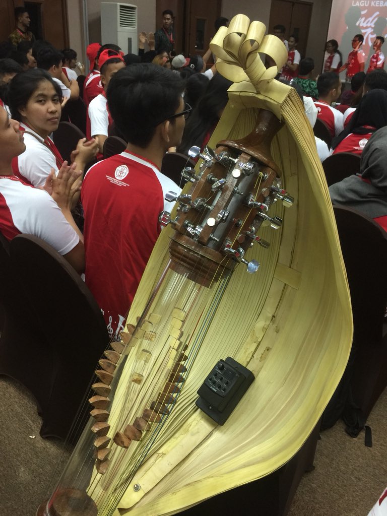MAM_EO's tweet photo. Alat musik etnik yang dibawa peserta GitaBahanaNusantara! Ada yang tau nama Alat musik etnik ini ? Hayo! #KonserAkbar2017 https://t.co/PF3cF2sKxd