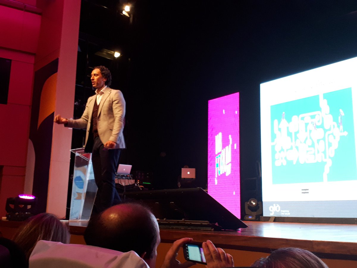 Quatromanos_uy's tweet photo. .@davidrayo: "El contenido es el rey, pero la distribución es la reina" #IABforumUy https://t.co/ClhGo0HCjZ