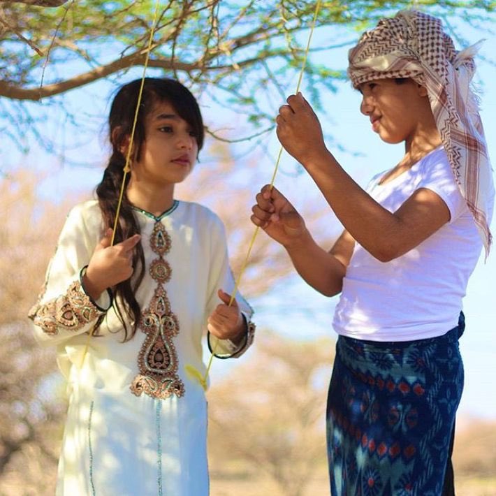 عجزت اوصفك مدري اوصفك كيف 
مرة اقول قلبي ومرة اقول عــيوني 

حبك نسف قلبي مثل ضربه السيف 
انتـي بالمختصر كــل دنيتي وكوني❤️😴