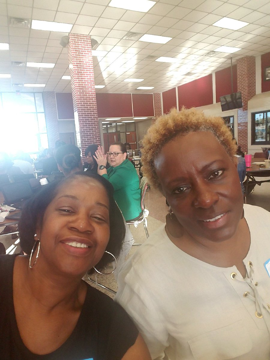 HallLibraryLady tweet media