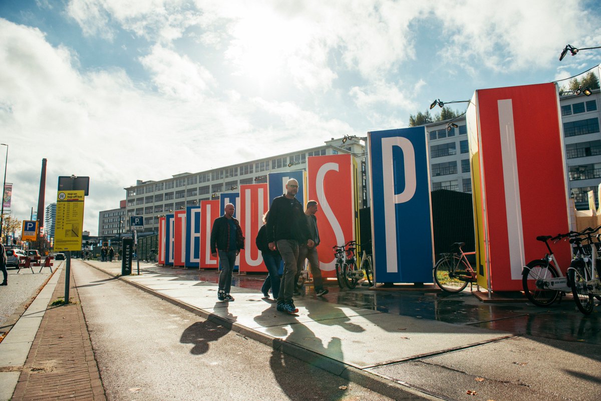 Het Ketelhuisplein is een van de populairste locaties van DDW. Voor de aankleding van het plein zijn o.a. vlaggen &amp; squaresigns geplaatst.