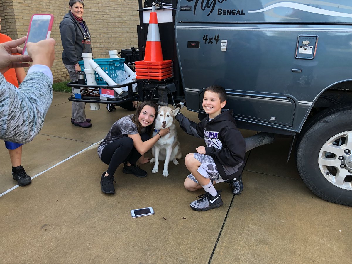 STEMnaut's tweet photo. The kids are in love!! #BestinSnow #IditarodDogs https://t.co/IhigEkxjYa