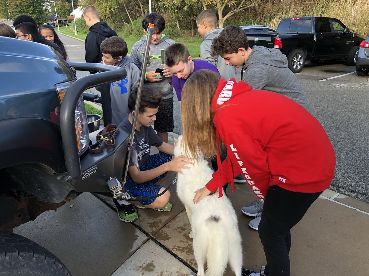 STEMnaut's tweet photo. The kids are in love!! #BestinSnow #IditarodDogs https://t.co/IhigEkxjYa